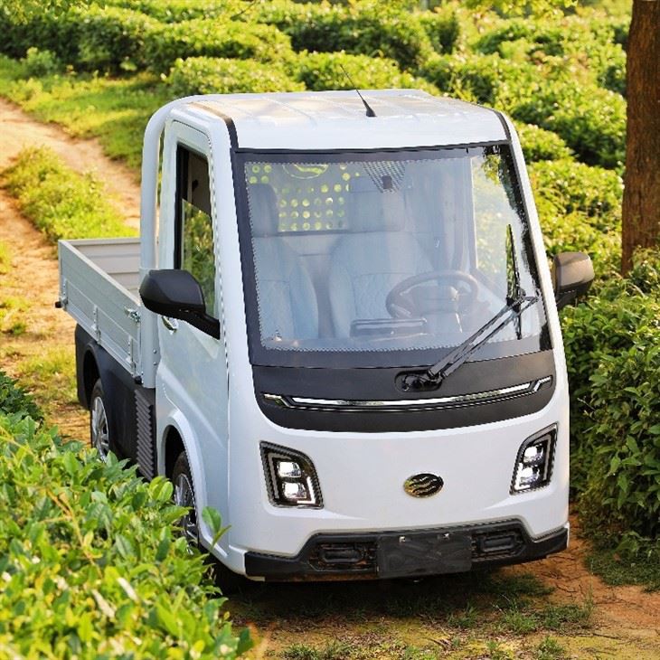 Pojazd do transportu koni Runhorse z certyfikatem EEC